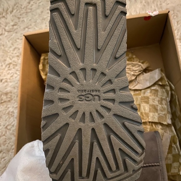 UGGS - Picture 3 of 3
